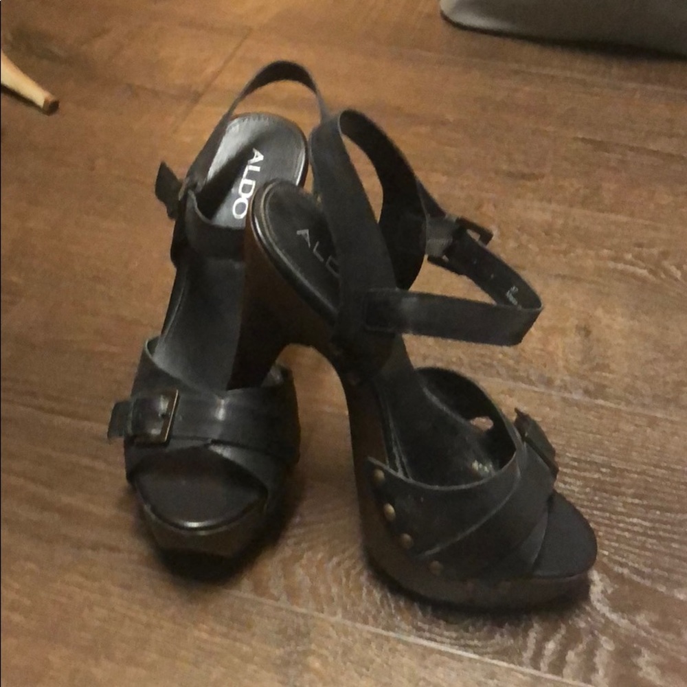 Also platform sandals